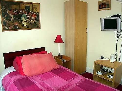 Ivy- Braveheart Guest House Edinburg