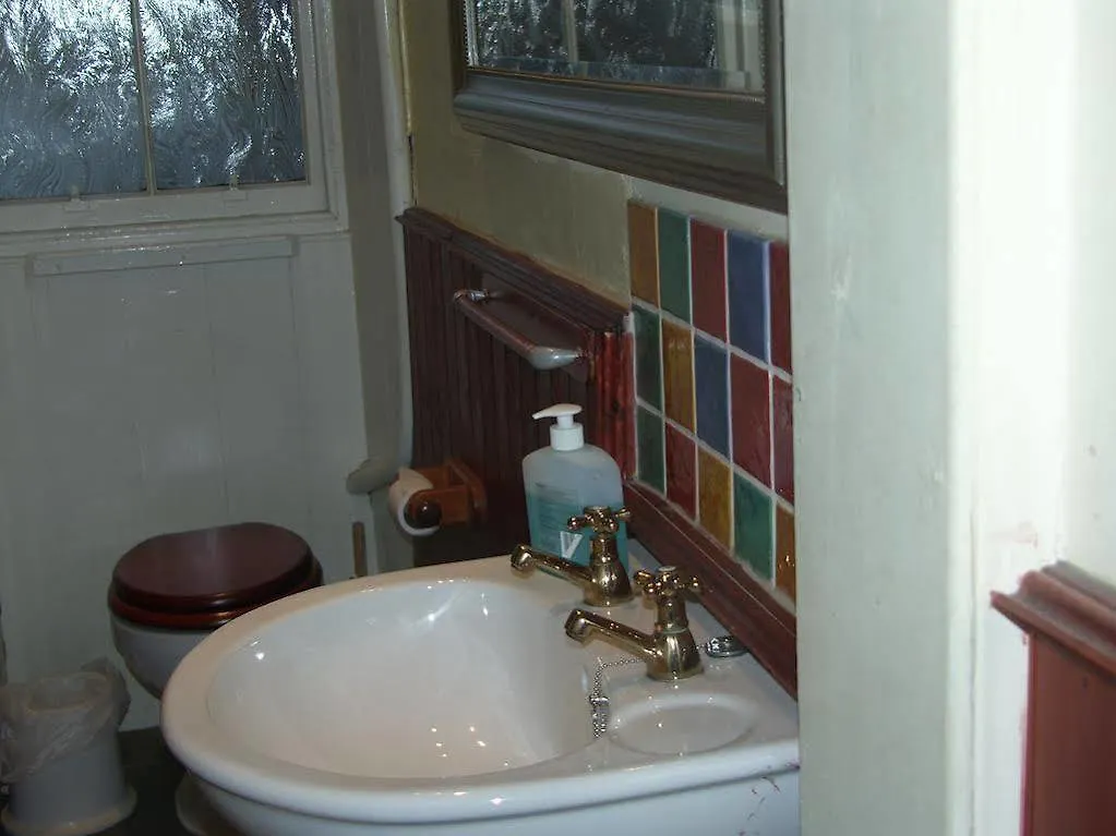 Ivy- Braveheart Guest House Edinburg